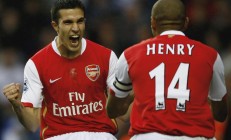 九游娱乐官方-布克攻防两端统治，勇士轻取广东队，一场现代篮球的战术教学课