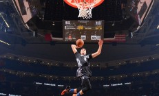 九游娱乐官方网站-从NBA季后赛到世界杯预选赛，竞技场上的国家意志与团队荣耀