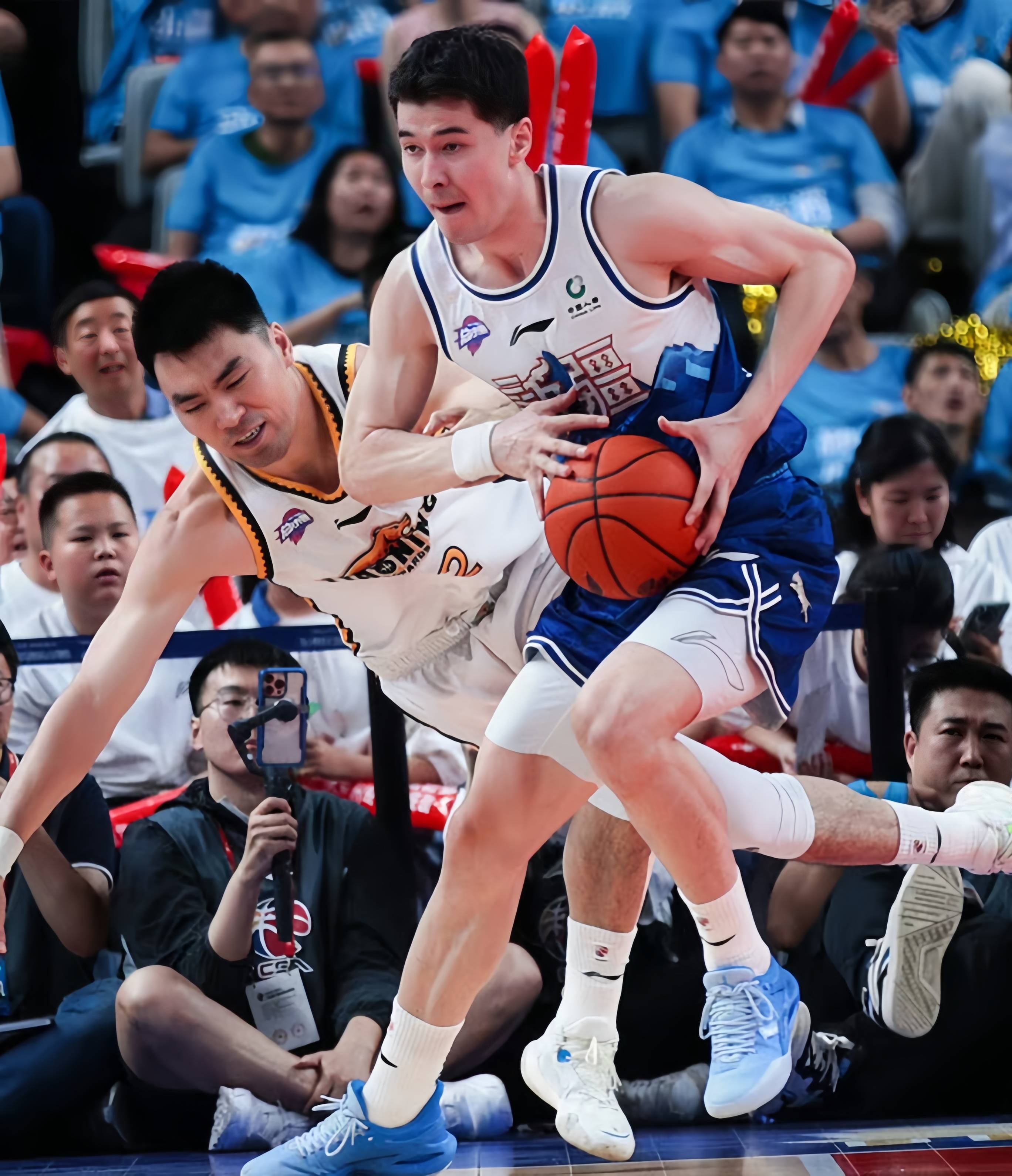 包含辽宁篮球队再次获得胜利，稳居联赛前列的词条