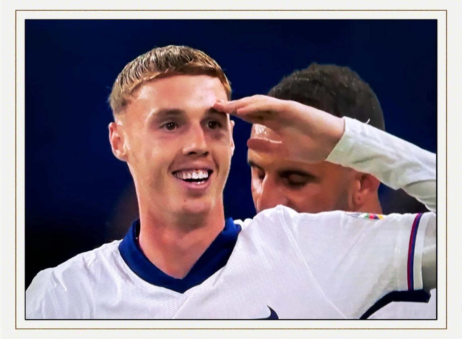 西班牙队在比赛中展现冠军相貌，稳操胜券的简单介绍