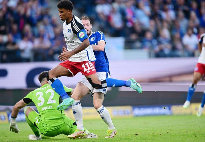 沙尔克球员努力奋战，最终战胜强敌的简单介绍