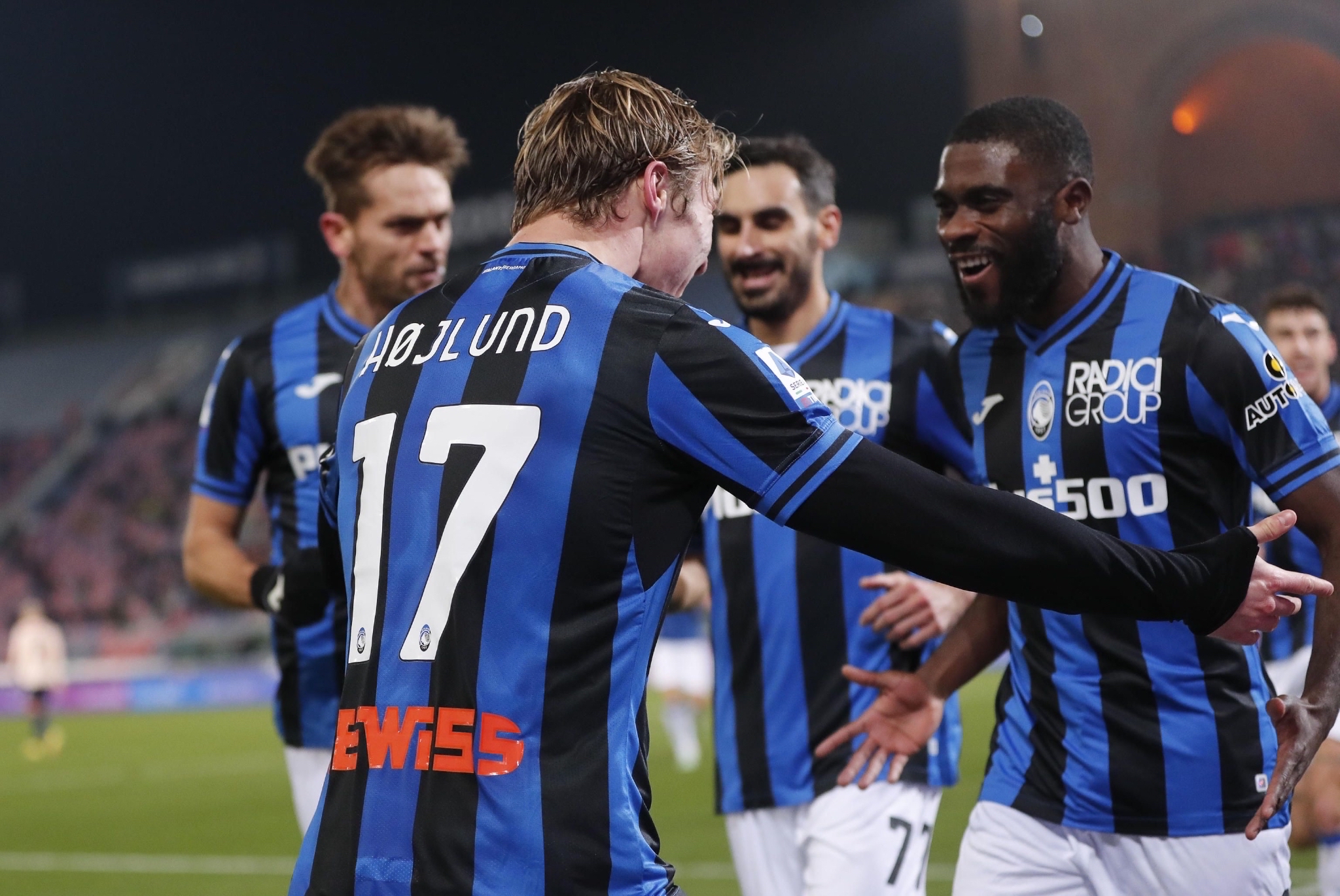 罗马主帅赞扬球队团结力量，取得胜利的简单介绍