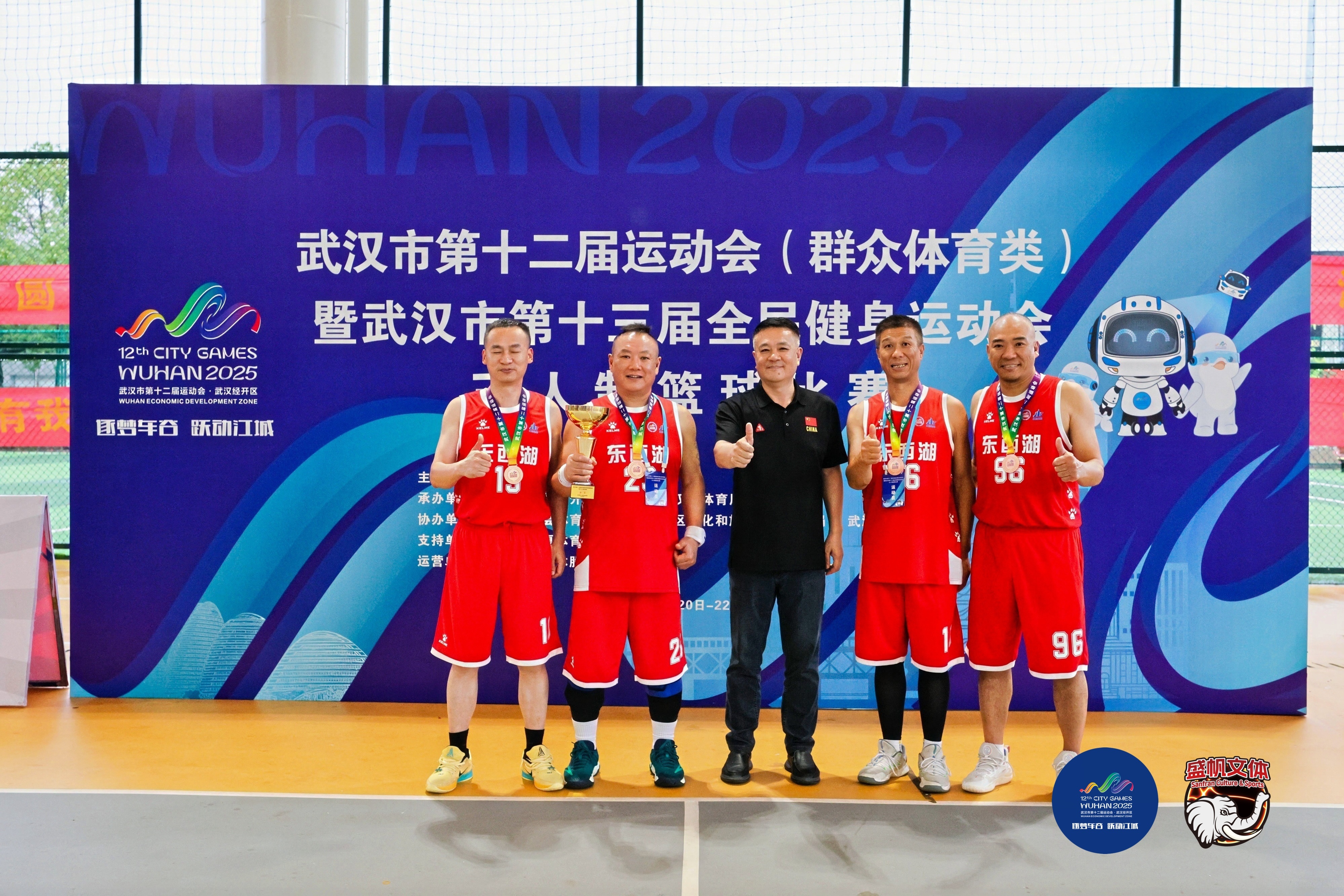 球队战术磨合取得成果，在比赛中展现默契合作