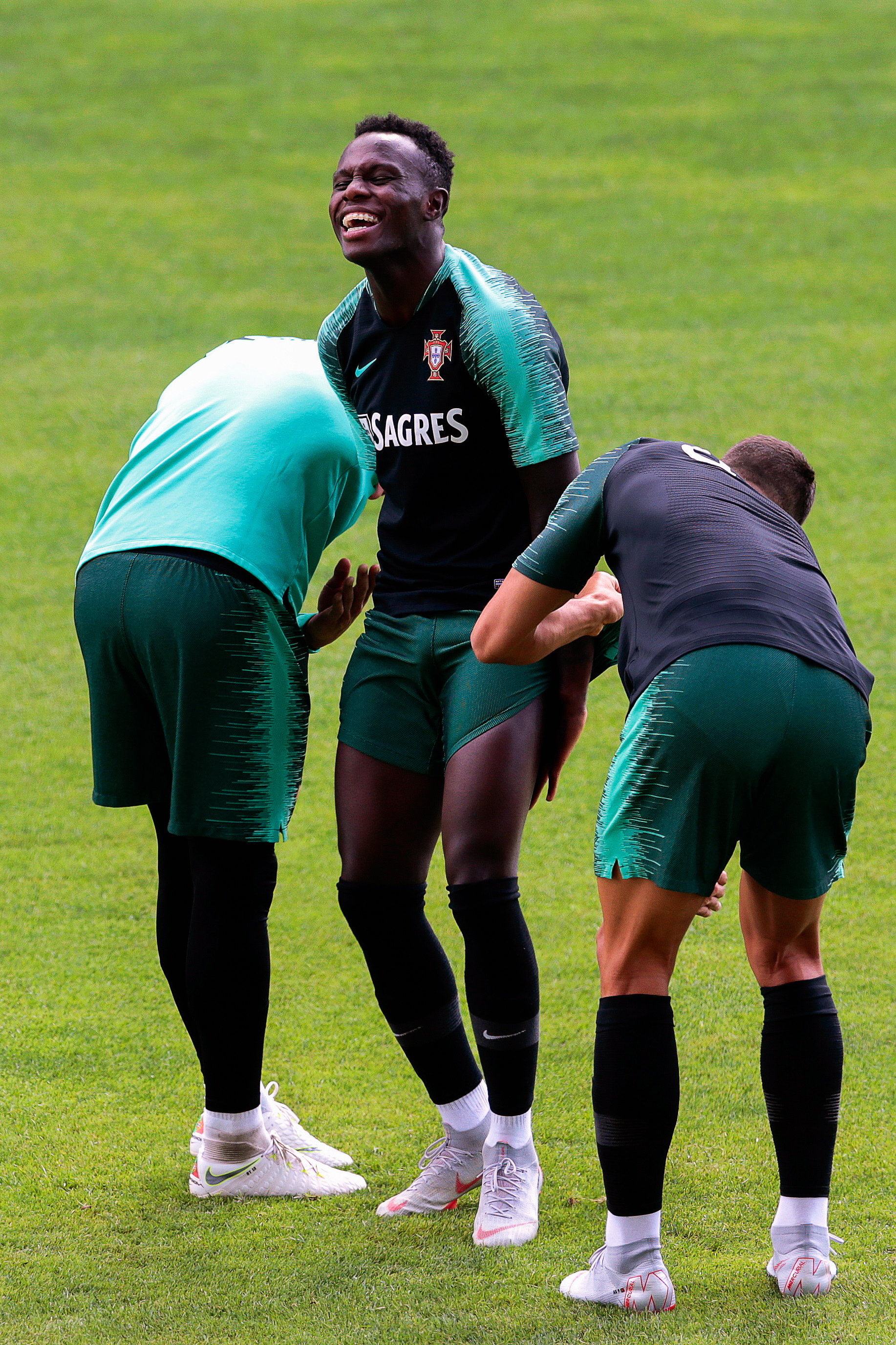 包含欧洲国家足球赛备战期间训练积极有序的词条