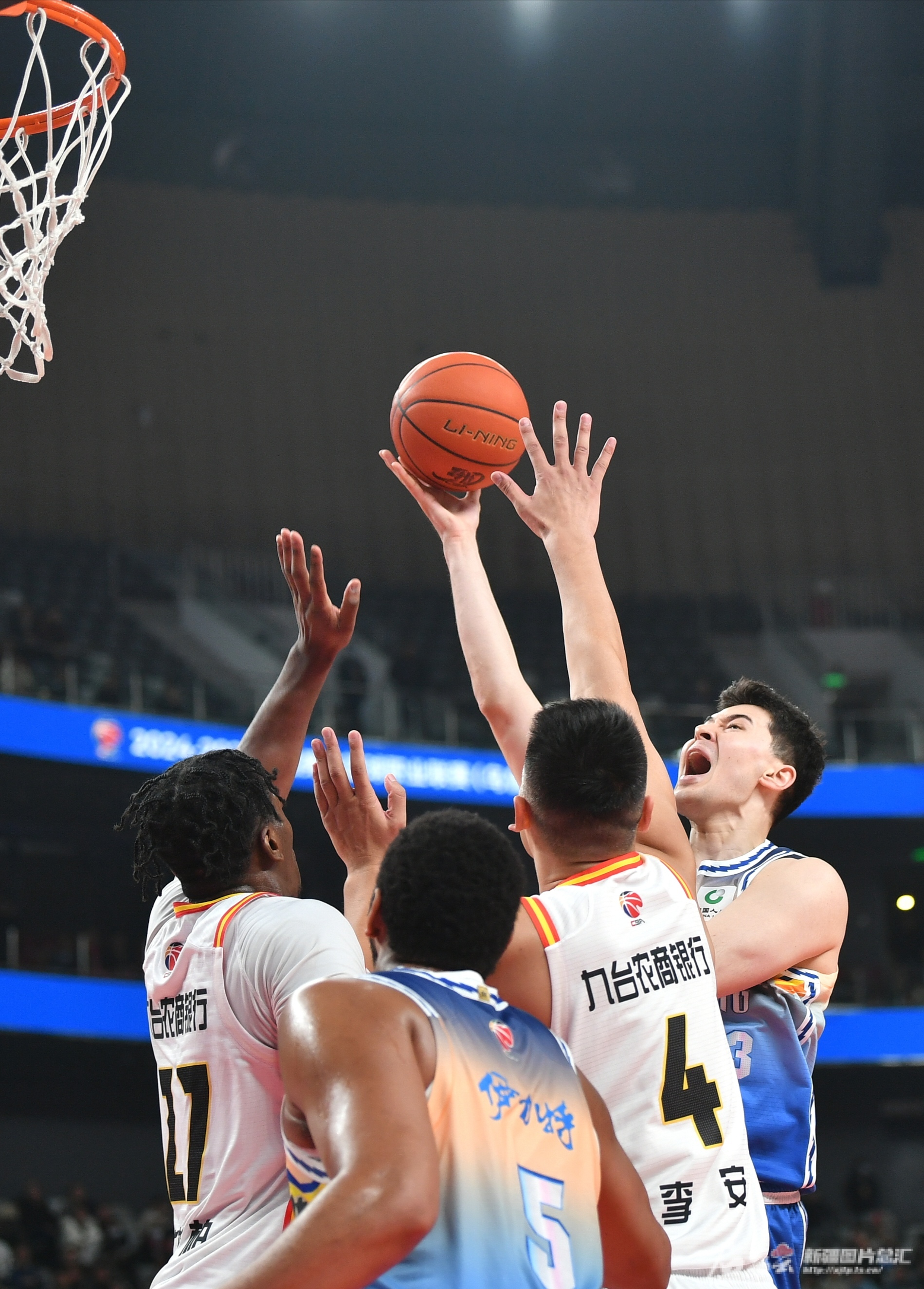 关于北京首钢队大胜新疆队，取得三连胜的信息