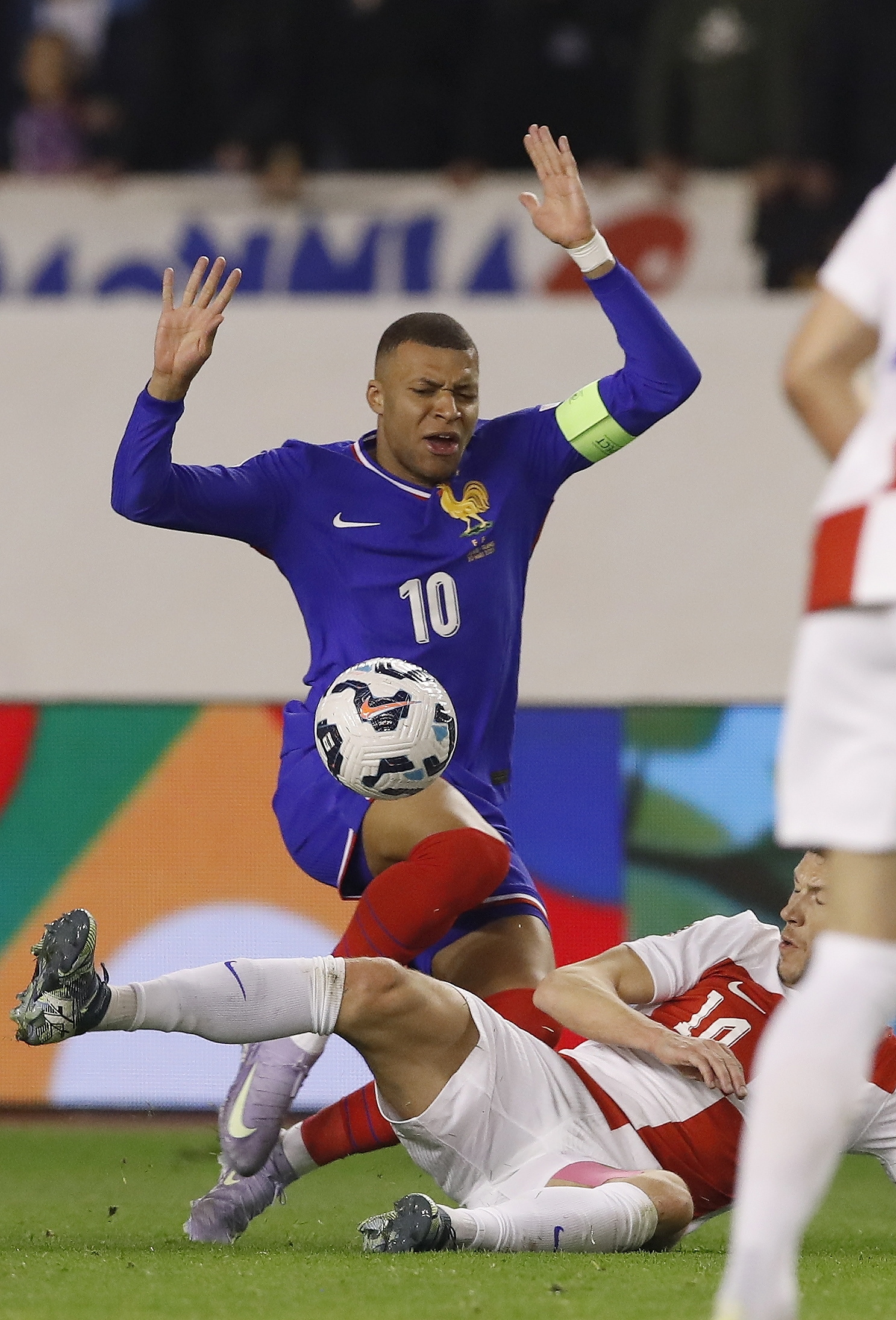 包含直布罗陀队在欧国联比赛中力克对手，取得胜利的词条