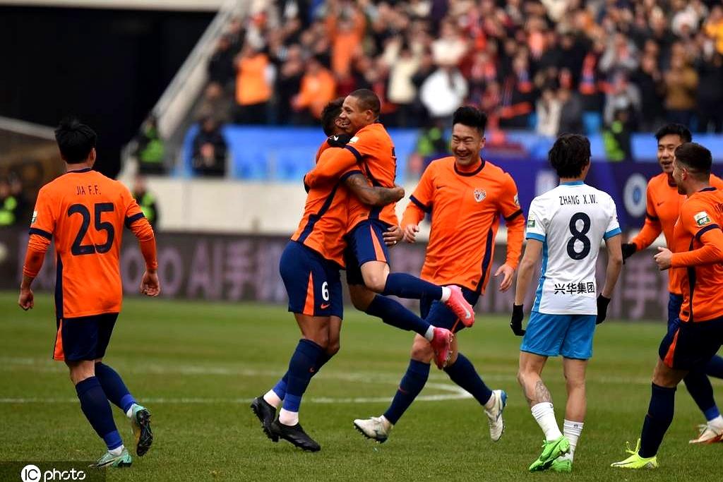 国内顶级俱乐部激烈交锋，球员技术纷呈，比分胶着的简单介绍