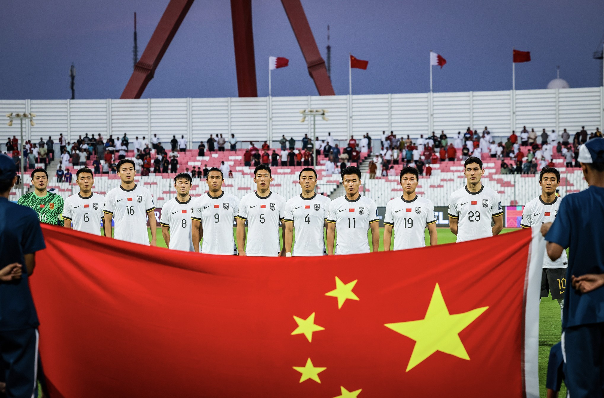 小组赛胜利后,马赛球迷欢欣鼓舞 小组赛胜利后,马赛球迷欢欣鼓舞