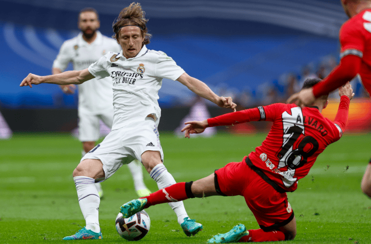 包含皇马险胜曼联，双方交手异常激烈的词条