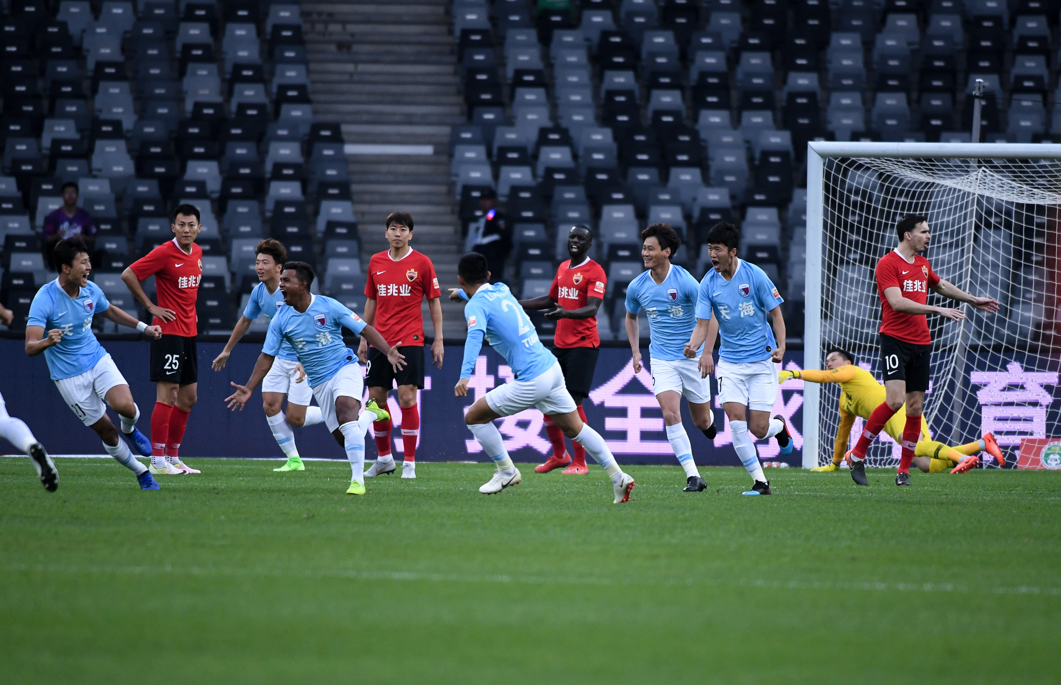 包含深圳佳兆业迎战重庆力帆，谁能占据上风？的词条