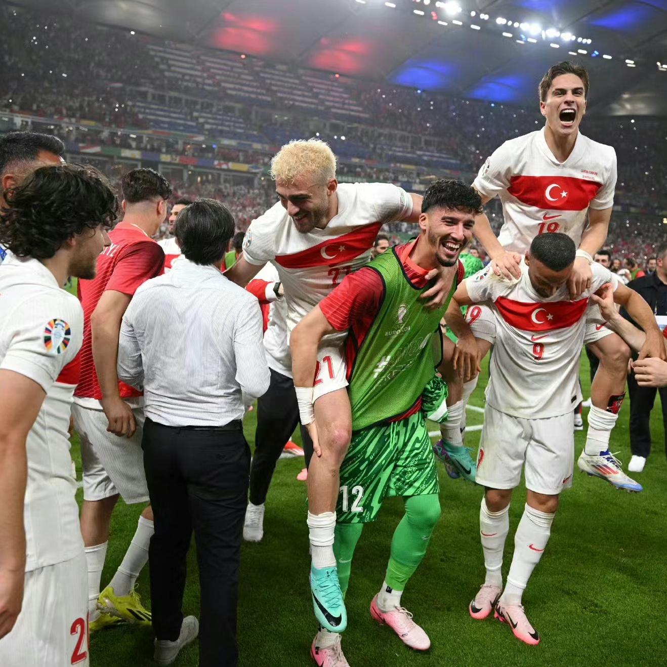 关于精彩不断的欧洲足球联赛，各队实力抗衡激战的信息