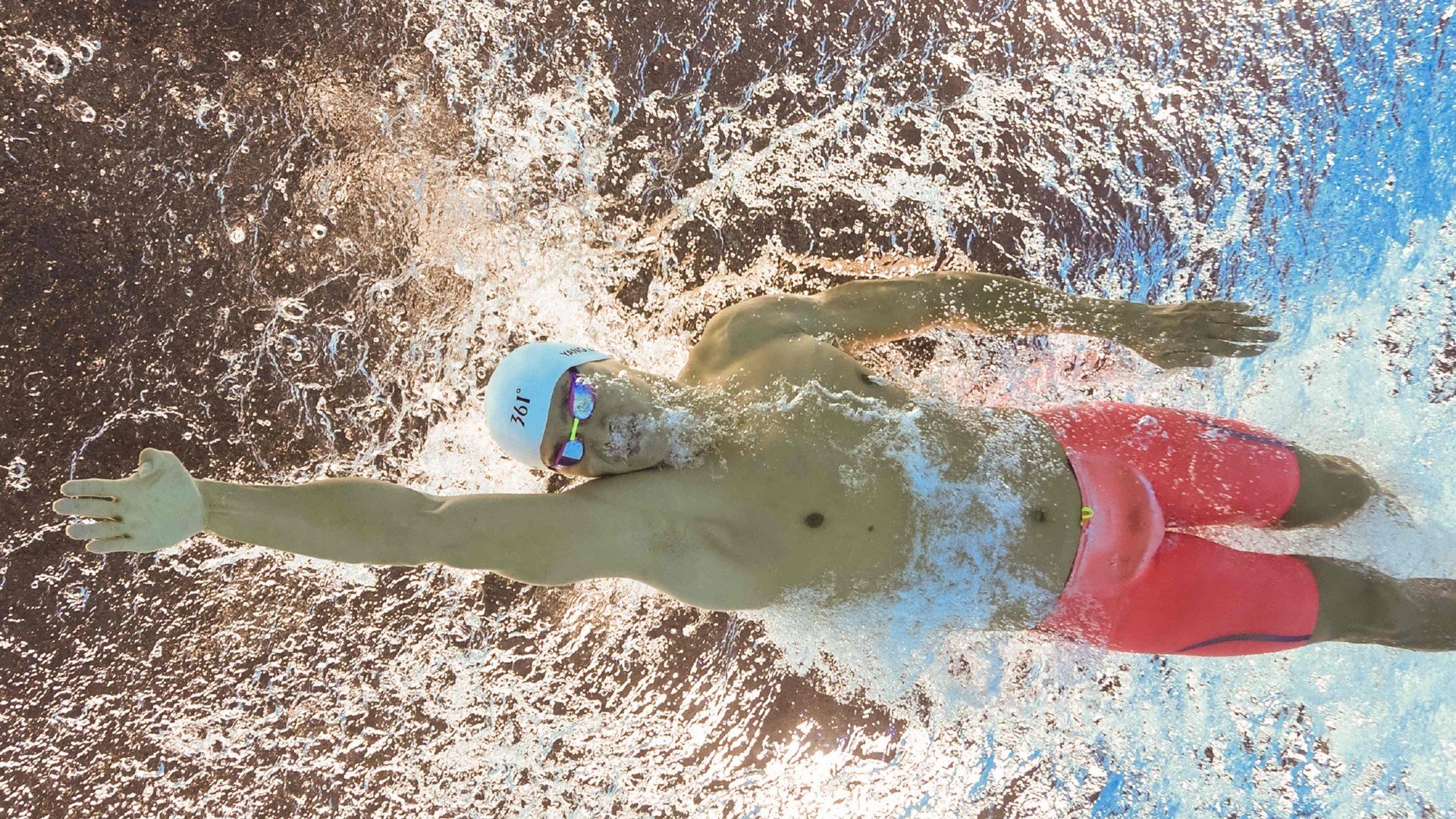 布克攻防两端统治,勇士轻取广东队,一场现代篮球的战术教学课