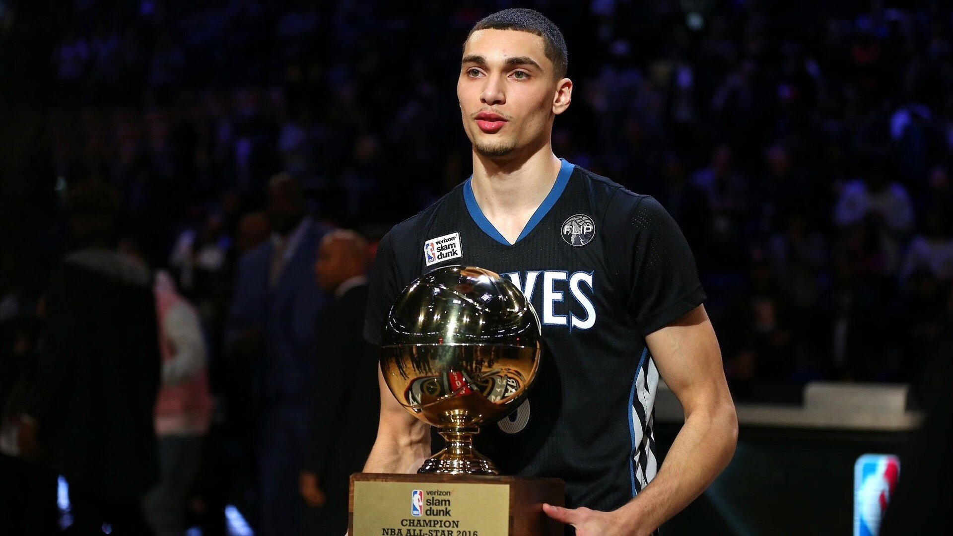 世界排名争夺战焦点战，上海队主场正面击溃马刺，改写篮球版图