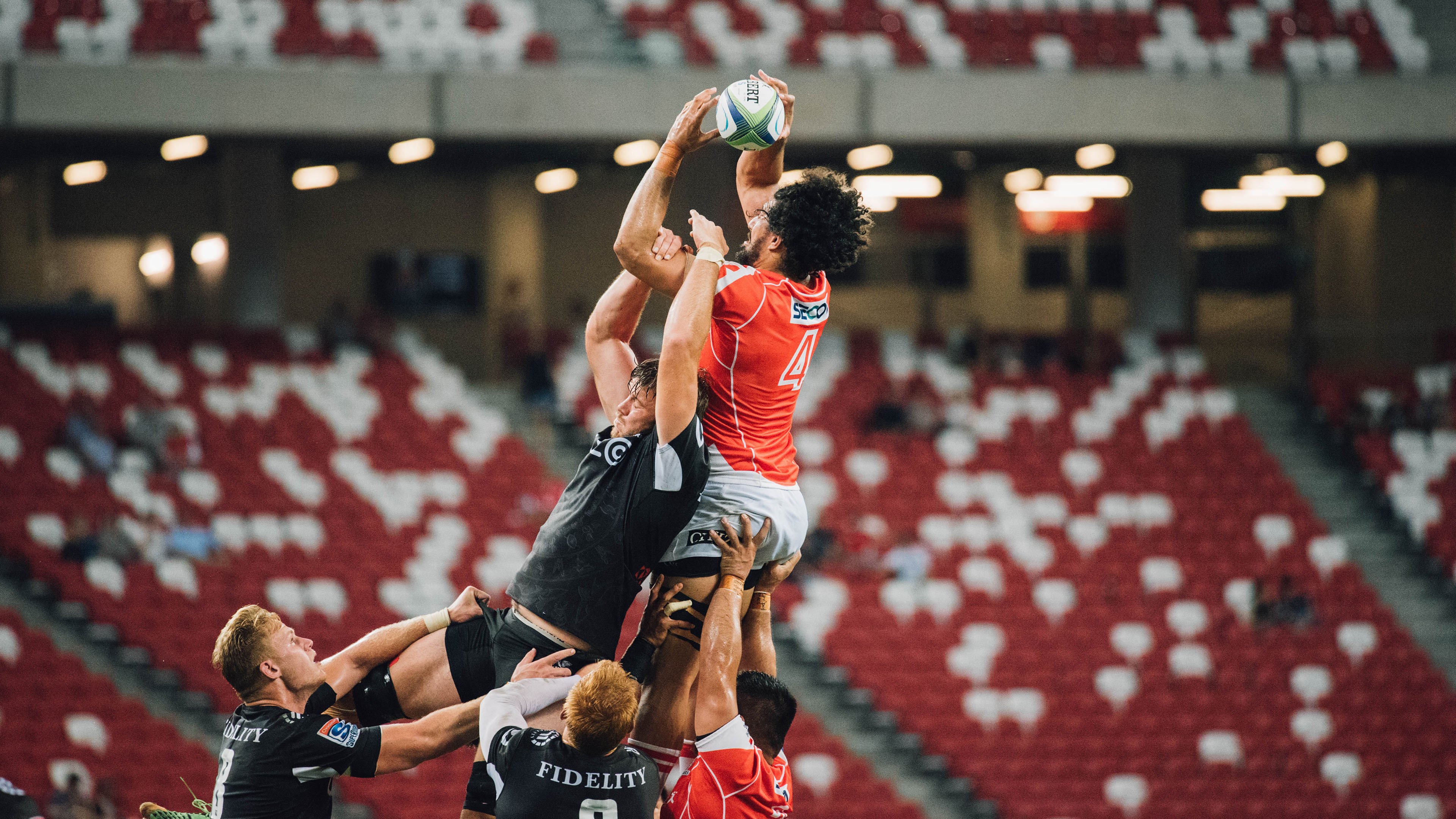 赛道上的孤胆英雄,塞恩斯扛起哈斯,绝杀雷诺的战术奇迹